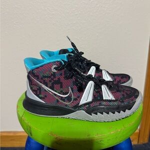 Nike Kids' Kyrie size 5 youth basketball shoes